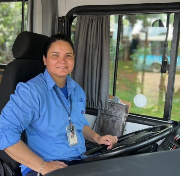 Motorista da Metrobus ao volante do ônibus elétrico