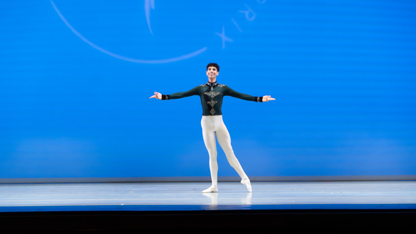 Bailarinos goianos conquistam bolsas em maior competição de balé juvenil do mundo