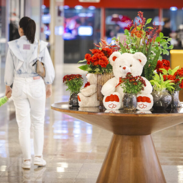 mãe e filha passeiam pelo shopping