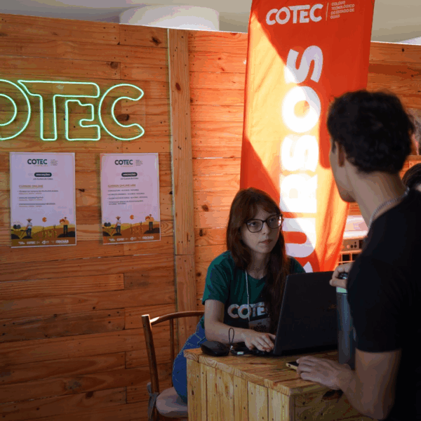 Aluna do Cotec durante atendimento em feira