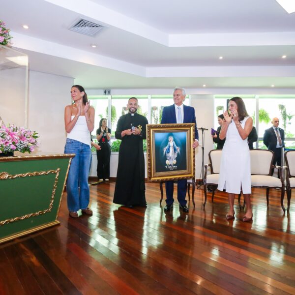 Caiado e Gracinha recebem imagem de Nossa Senhora das Graças no Palácio
