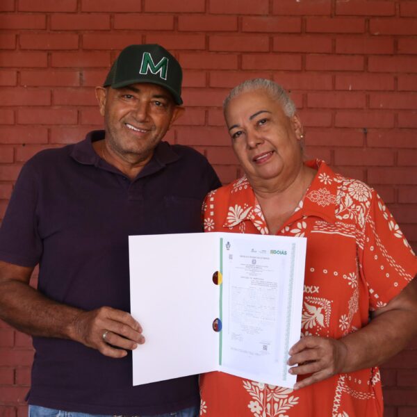 Casal recebe escritura de casa