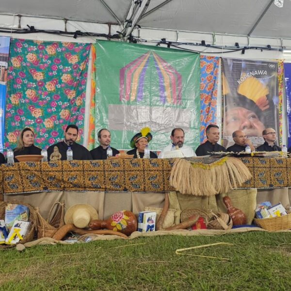 Davi Kopenawa recebe Honoris Causa da UEG