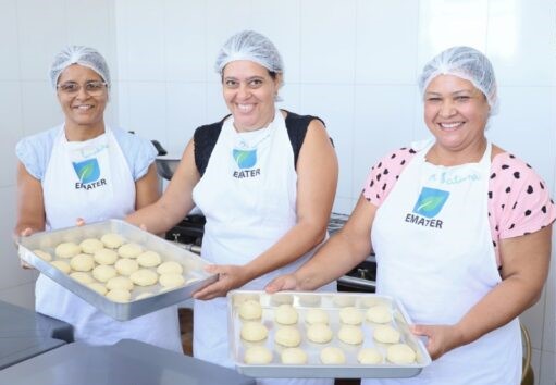 Emater encerra 12ª edição do Agro é Social em Morrinhos - Três mulheres com formas de pães e vestindo avental da Emater