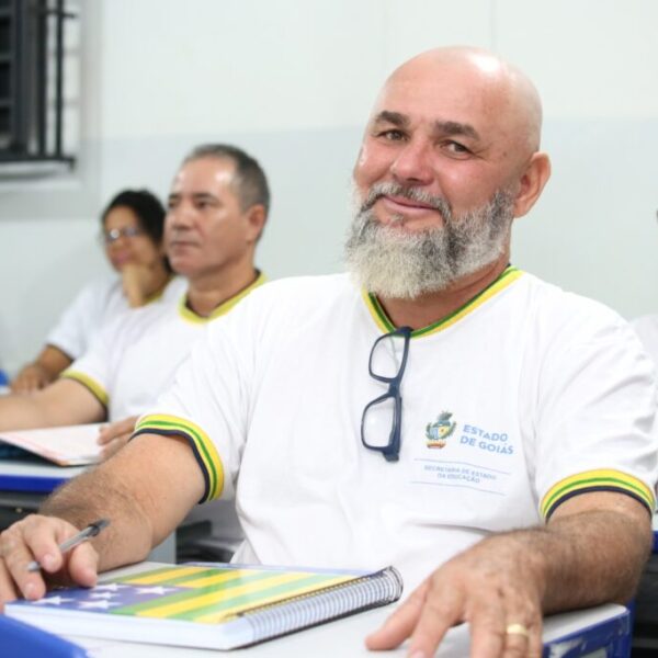 Adultos em sala de aula