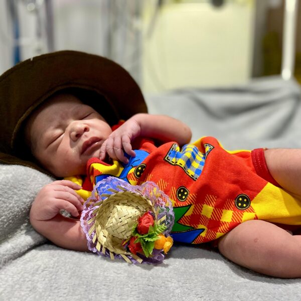 Ensaio fotográfico de recém-nascidos celebra festejos de São João no HEF