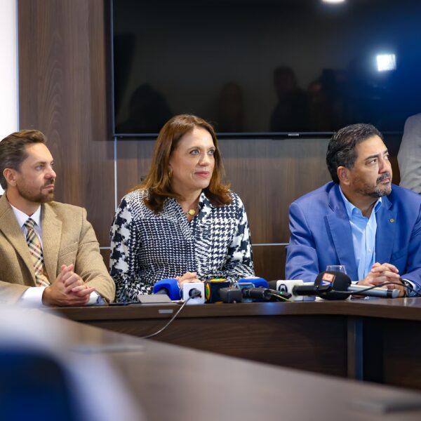 Gracinha apresenta pacote social na Alego