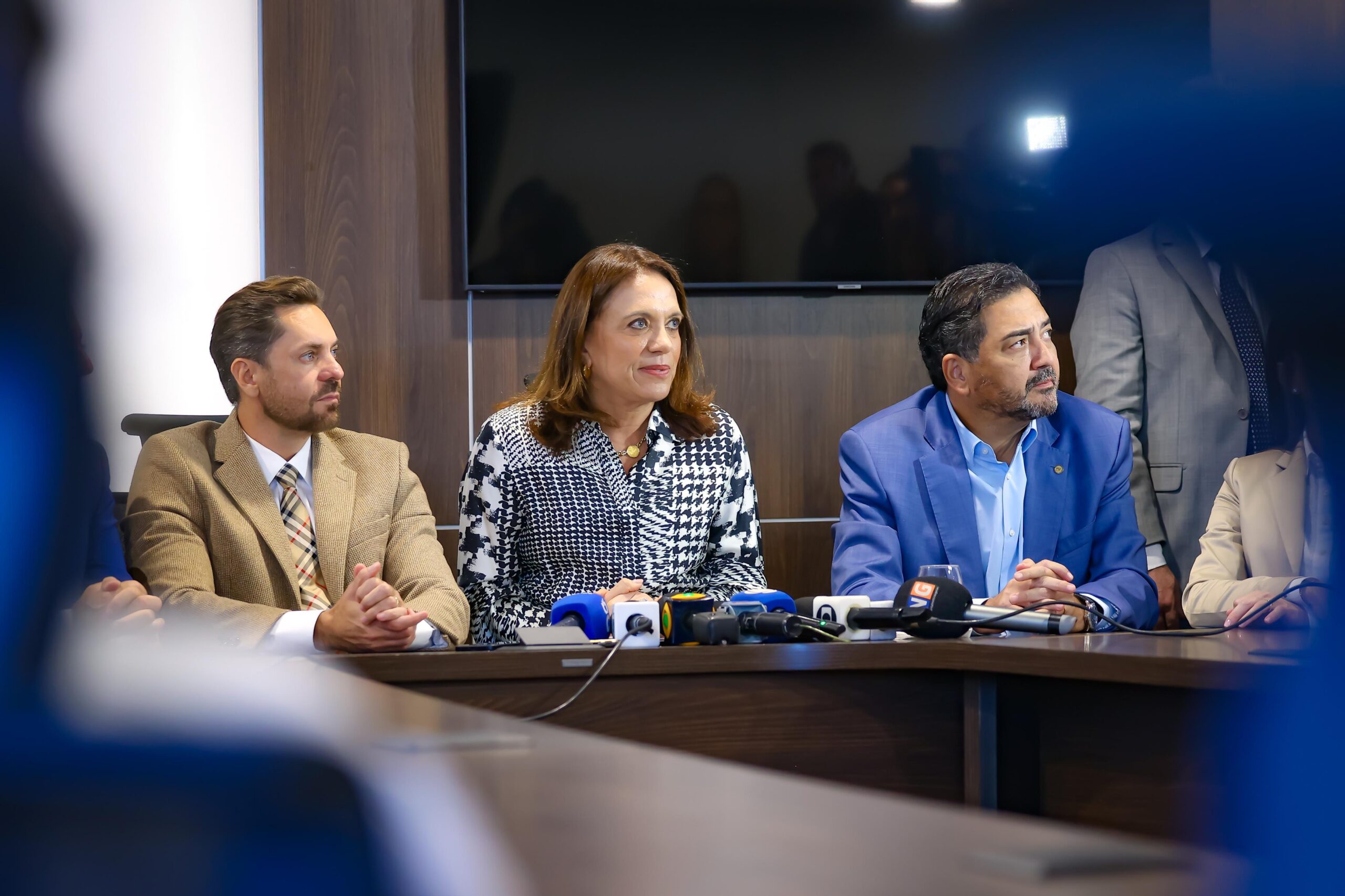 Gracinha apresenta pacote social na Alego