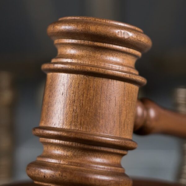 Confirmada legalidade de portaria que prioriza cobrança judicial de dívidas tributárias acima de R$ 500 mil - martelo de madeira utilizado por juízes durante decisão de sentenças judiciais