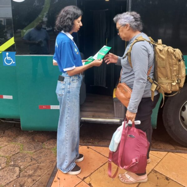 idosa embraca em ônibus e recebe informações da AGR