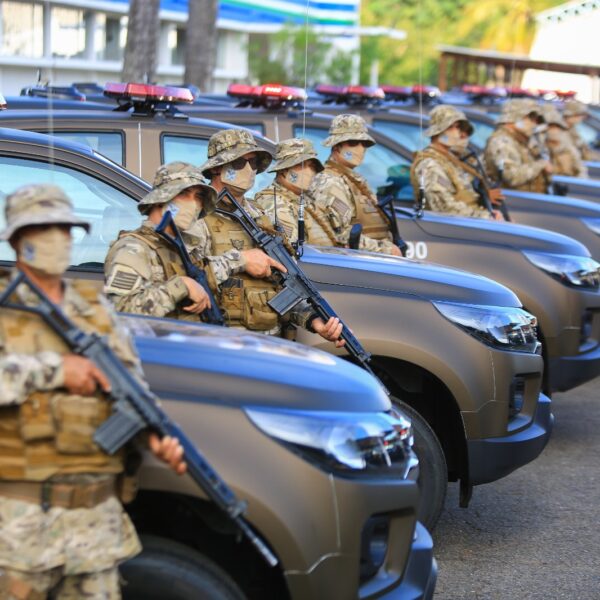 policiais e viaturas
