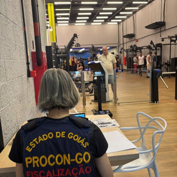 Procon autua academia