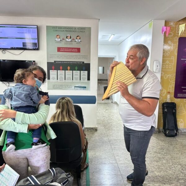 Músico toca flauta na recepção do Hemu