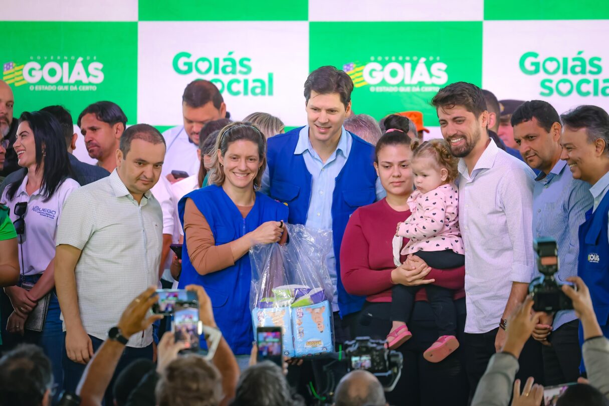 É o caso da aposentada Elizabeth Pereira, 65 anos, que está entre os 27 idosos que receberam o cartão Dignidade. “Esse benefício chegou na hora certa. Vai me ajudar muito para comprar as minhas frutas que eu preciso e os meus remédios”, relatou.