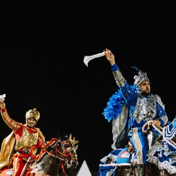 Luziânia dá início ao Circuito das Cavalhadas 2025 em grande estilo - cavaleiros durante apresentação do espetáculo