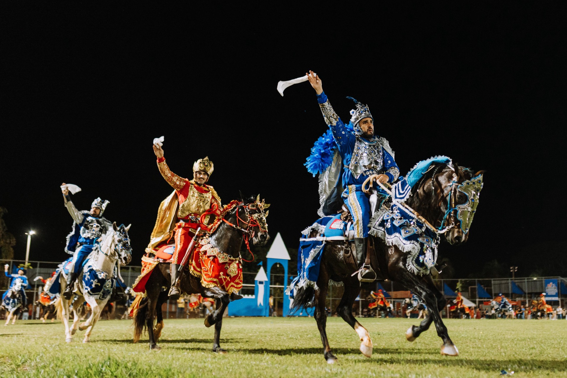 Luziânia dá início ao Circuito das Cavalhadas 2025 em grande estilo - cavaleiros durante apresentação do espetáculo