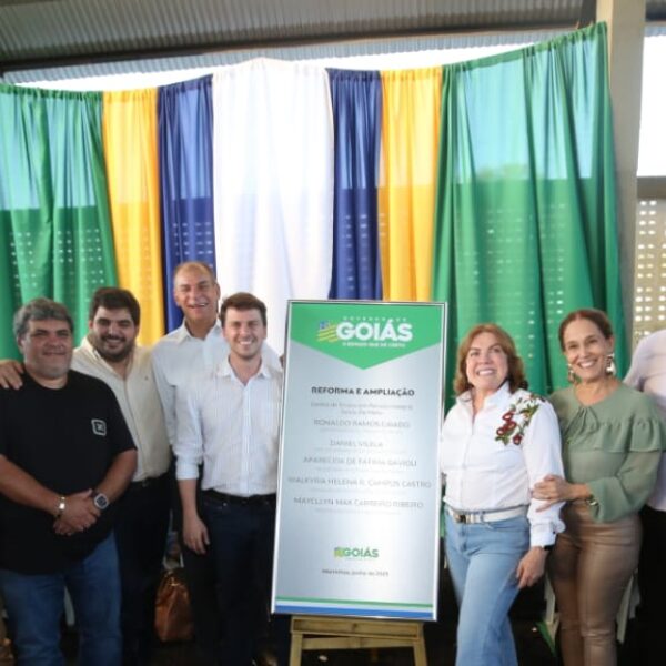 Mineiros recebe quadra poliesportiva e anúncio de R$ 2 milhões para reforma de escola