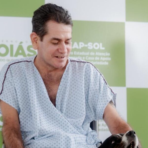 Paciente em cuidados paliativos se emociona ao receber visita de cachorro de estimação no Ceap-Sol