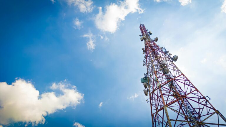 Divulgada lista de localidades aptas a participarem Goiás +Digital - Torre de transmissão de sinal de internet
