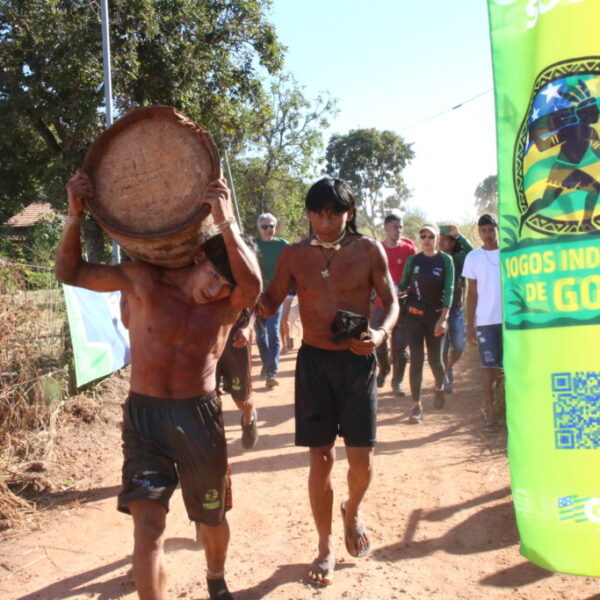 Corrida de tora no 1º Jogos Indígenas de Goiás