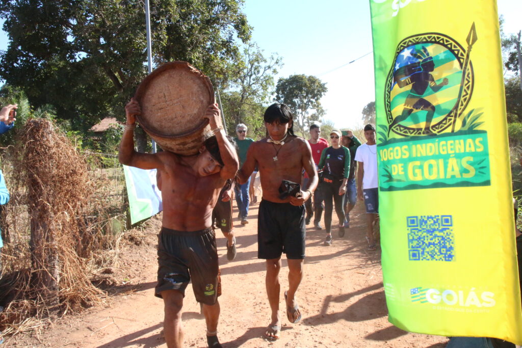 Corrida de tora no 1º Jogos Indígenas de Goiás