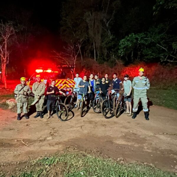 Bombeiros resgatam adolescentes em mata