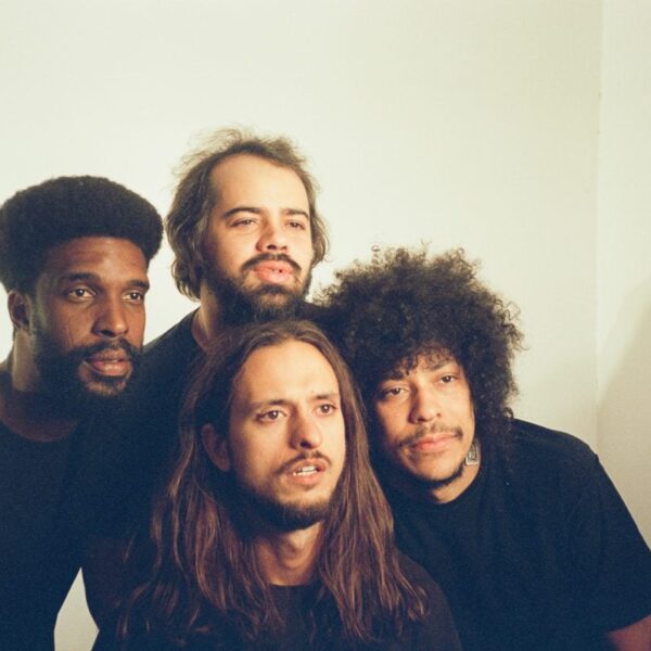 Integrantes da banda Boogarins