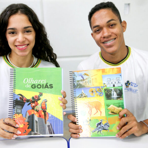 Alunos com cadernos que têm capa com desenhos que venceram concurso
