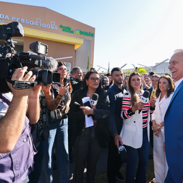 Caiado e Gracinha entregam reconstrução da Casa da Pessoa idosa