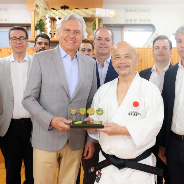 Caiado em escola de karate no Japão reforça parceria para Construindo Campeões
