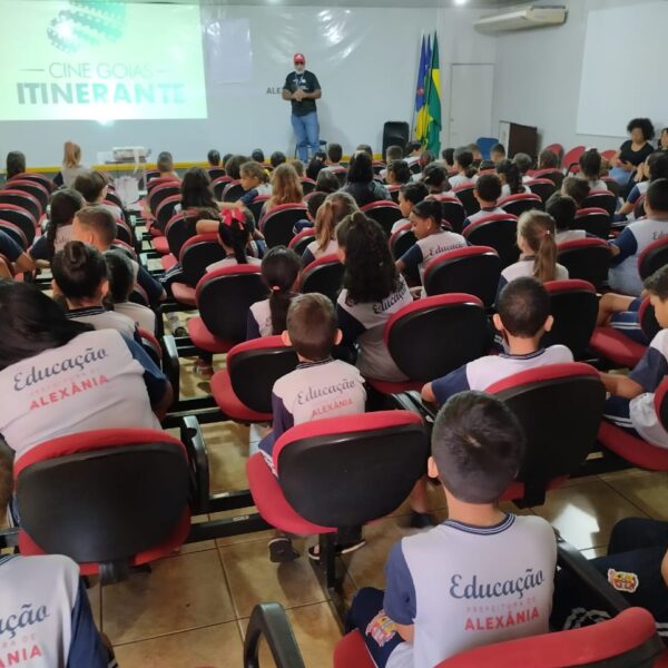 Sessão do cine goiás itinerante