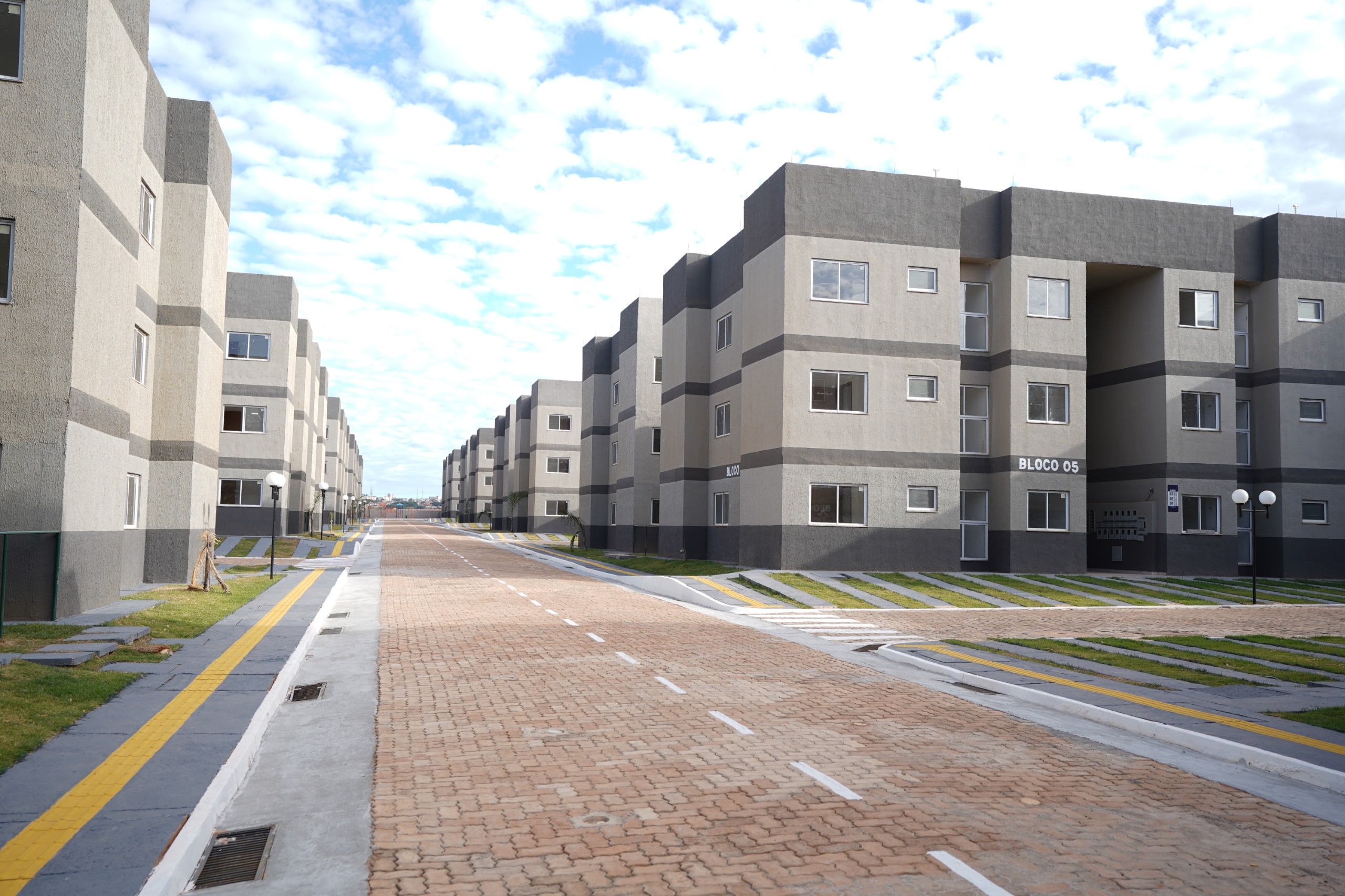 Benefícios sociais - O Governo de Goiás, por meio da Agência Goiana de Habitação (Agehab) e da Secretaria de Estado da Infraestrutura (Seinfra), entrega nesta quarta-feira (30/07), às 10 horas, em Valparaíso de Goiás, 852 unidades habitacionais do programa Pra Ter Onde Morar – Crédito Parceria