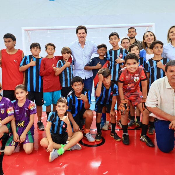 Daniel Vilela com crianças na entrega do ginásio de esportes de Taquaral