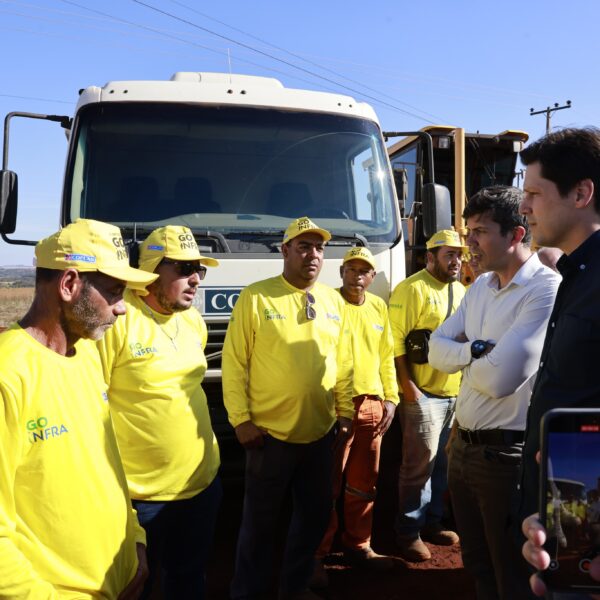 Daniel Vilela vistoria obras em Goiatuba