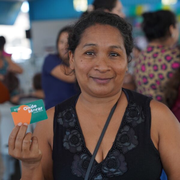 Mulher recebe cartão do Aluguel Social em Piracanjuba