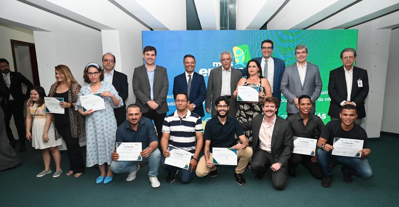 Governo de Minas Gerais capacita 180 trabalhadores com cursos gratuitos de qualificação profissional em evento de desenvolvimento.