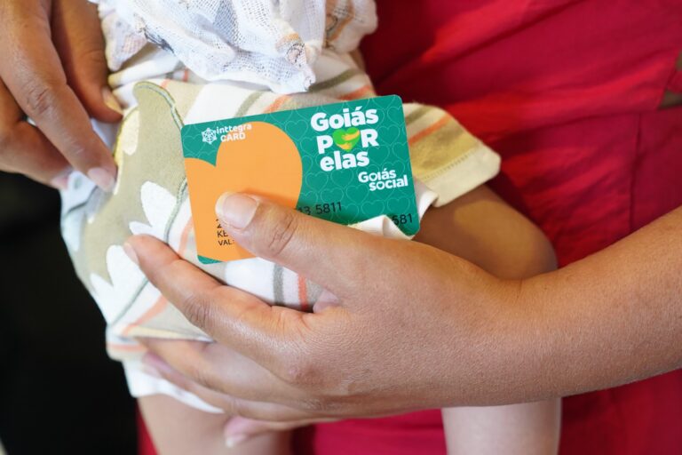 Goiás por Elas entrega cartões