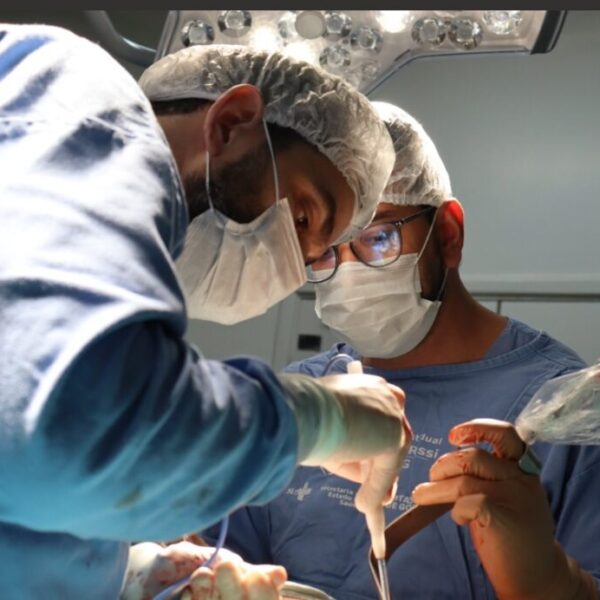 Médicos no centro cirúrgico do HGG realizando cirurgias plásticas afirmativas de gênero