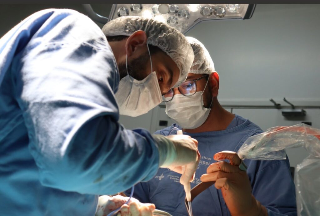 Médicos no centro cirúrgico do HGG realizando cirurgias plásticas afirmativas de gênero