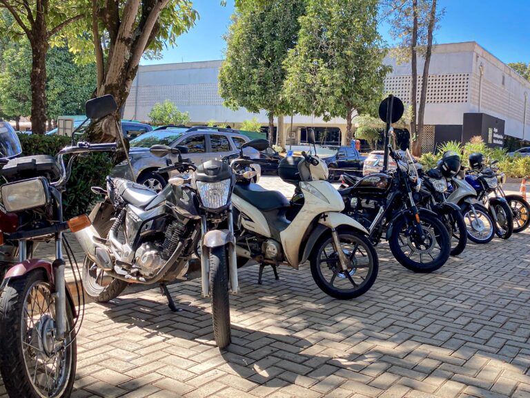 Motos