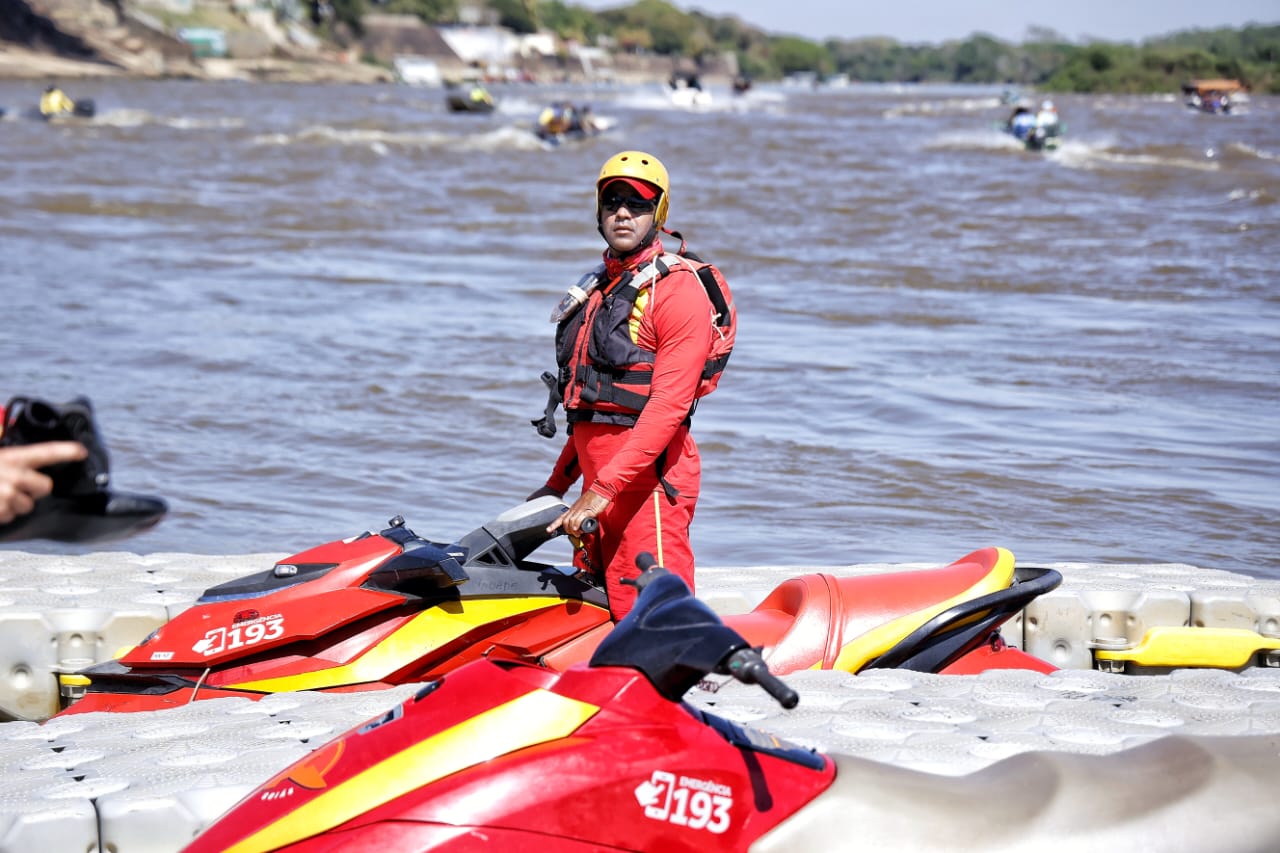 Operação Férias 2025_Bombeiro no rio com jet ski