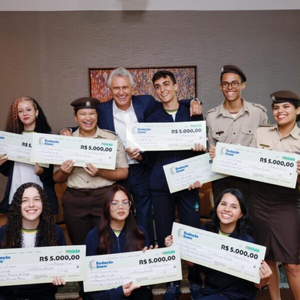 Caiado e alunos que ganharam prêmio Redação do Enem