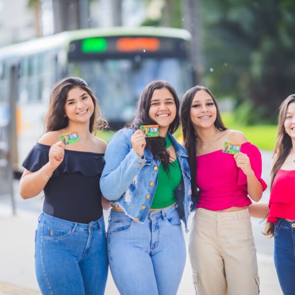 Estudantes mostram o cartão do Passe Livre Estudantil