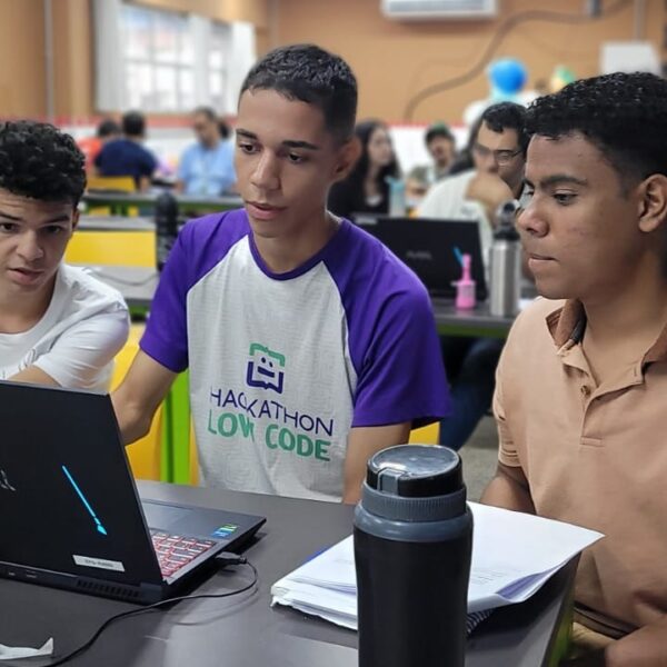 Escolas do Futuro abrem inscrições para cursos técnicos EaD - alunos diante de tela de notebook durante curso nas EFGs