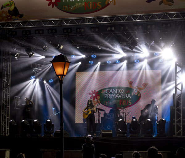 Interessados podem se inscrever gratuitamente pela Plataforma Plateia Editais. Participação é aberta a crianças e adolescentes de todo o estado - criança se apresentando no palco em edição anterior do festival