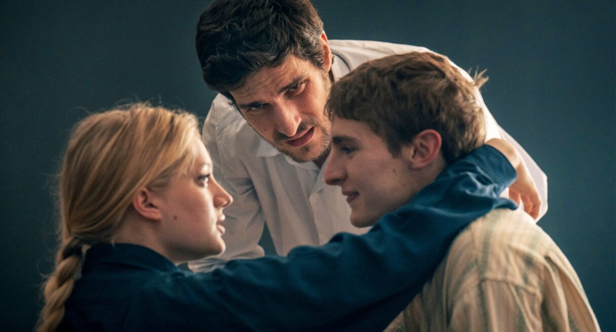Cine Cultura estreia "Jovens Amantes" e exibe clássicos neste fim de semana - cena do filme com três pessoas