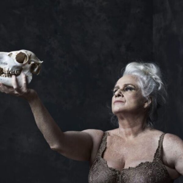 Vera Holtz retorna ao Teatro Goiânia com “Ficções”