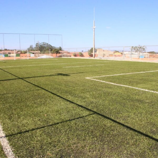 Vila Propício recebe campo sintético de futebol society
