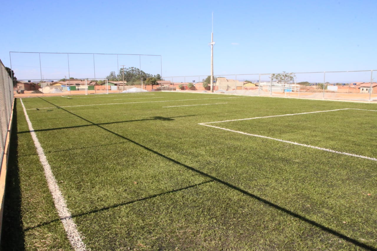 Vila Propício recebe campo sintético de futebol society