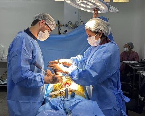 Hugo integra neurocirurgia e ortopedia para cuidar de problemas de coluna